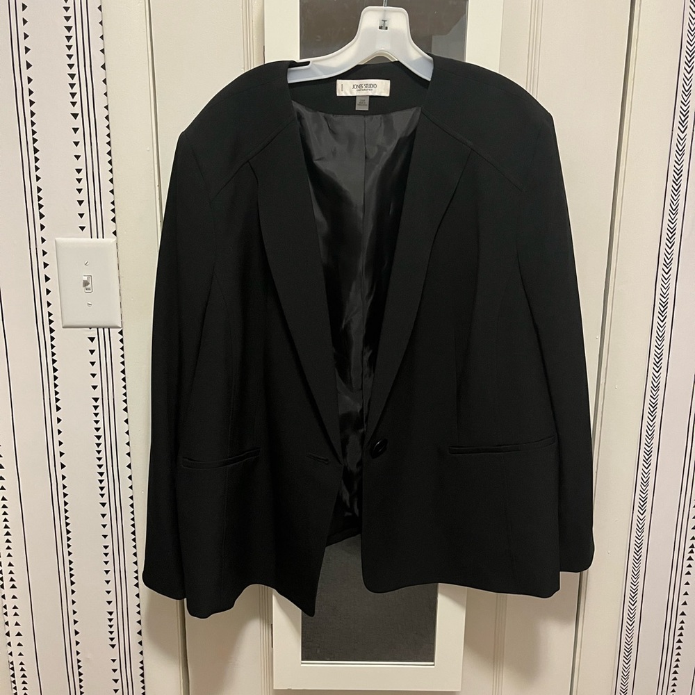 Jones Studio black blazer